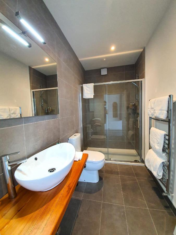 Dingle Garden Townhouse Bed & Breakfast エクステリア 写真 A wet room