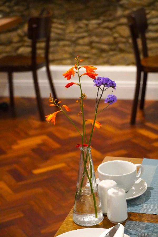 Dingle Garden Townhouse Bed & Breakfast エクステリア 写真 A vase of flowers