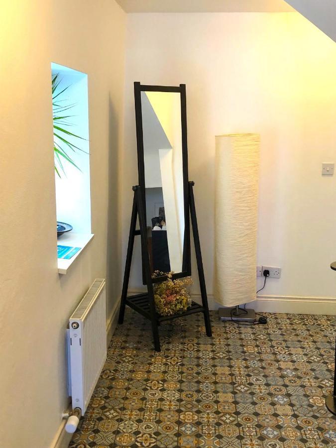 Dingle Garden Townhouse Bed & Breakfast エクステリア 写真 A floor standing mirror
