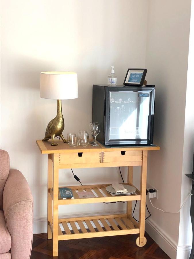 Dingle Garden Townhouse Bed & Breakfast エクステリア 写真 A mini-fridge in a hotel room