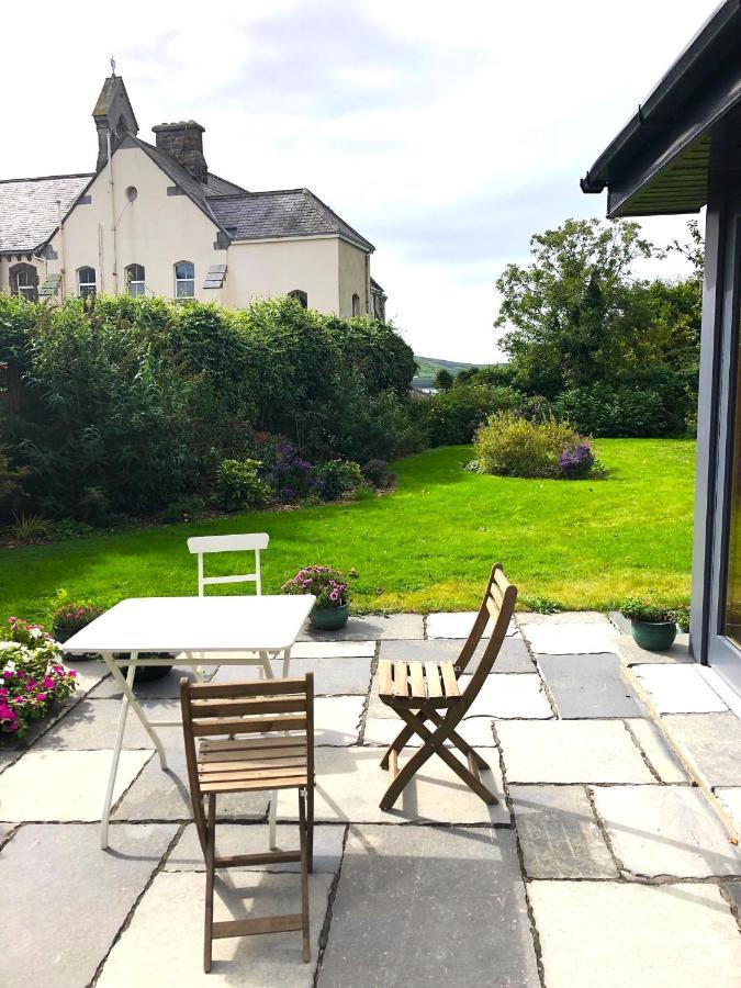 Dingle Garden Townhouse Bed & Breakfast エクステリア 写真 The garden of the former school house