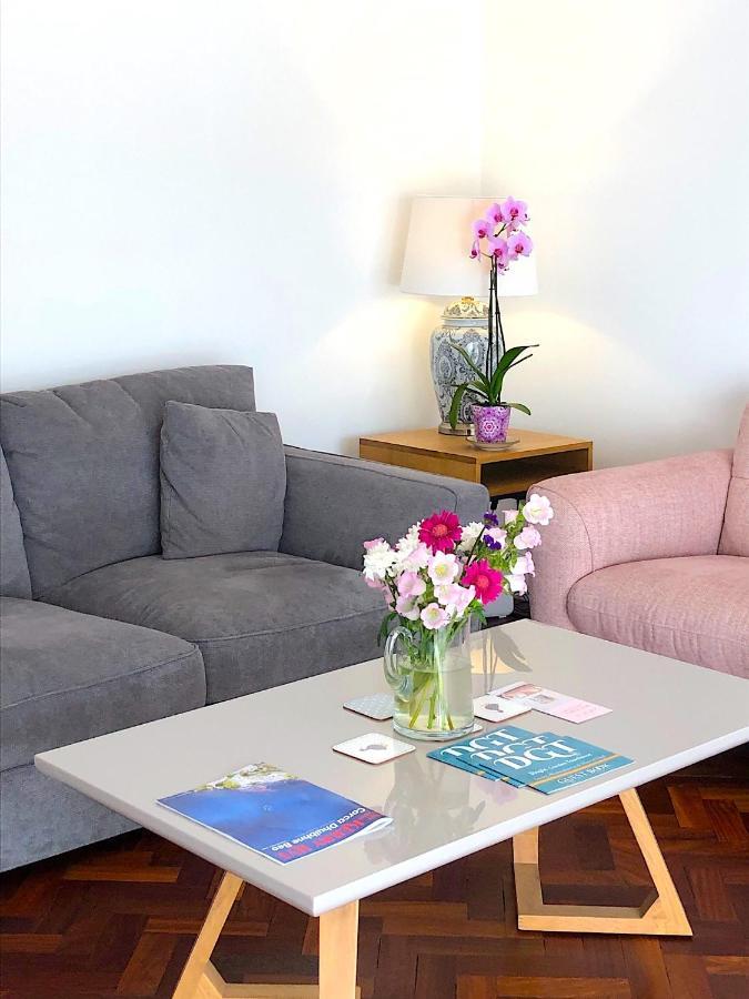 Dingle Garden Townhouse Bed & Breakfast エクステリア 写真 A living room with a coffee table