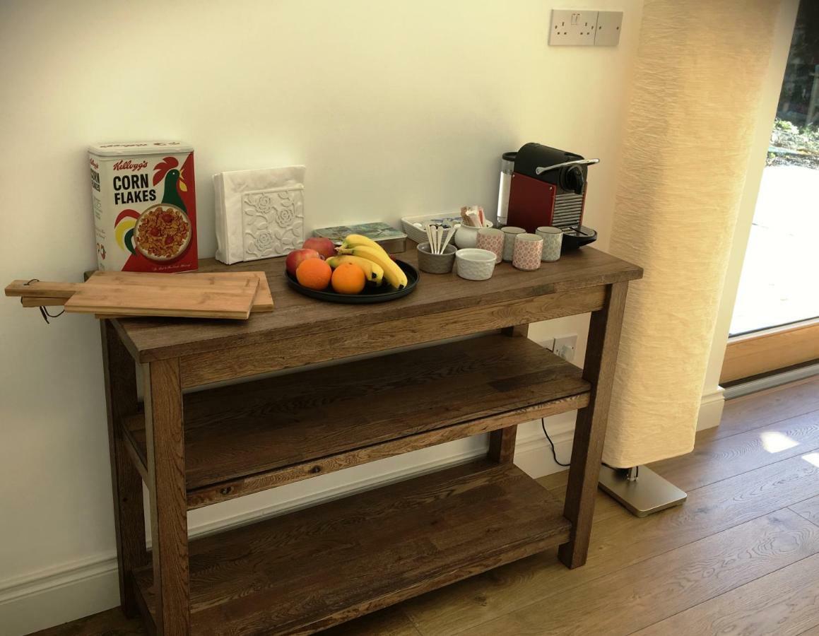 Dingle Garden Townhouse Bed & Breakfast エクステリア 写真 A coffee table with a coffee machine