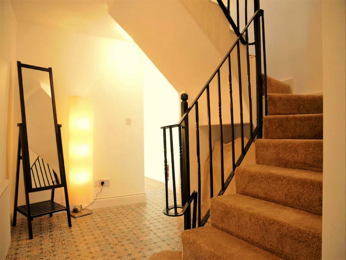 Dingle Garden Townhouse Bed & Breakfast エクステリア 写真 A staircase with a handrail