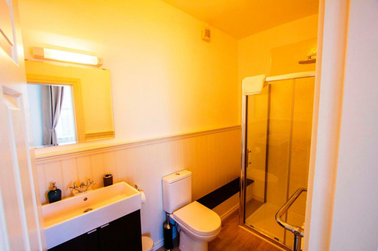 Dingle Garden Townhouse Bed & Breakfast エクステリア 写真 A typical bathroom in a student house